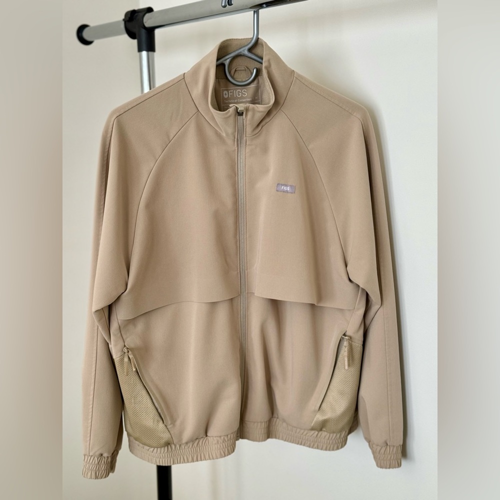 Figs Women’s Sandstone Scrub Jacket- Non Clinical